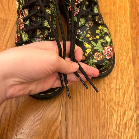 Dr. Martens Women's 1460 Bloom 8 Eye Boots Size 7 US - Picture 11 of 15